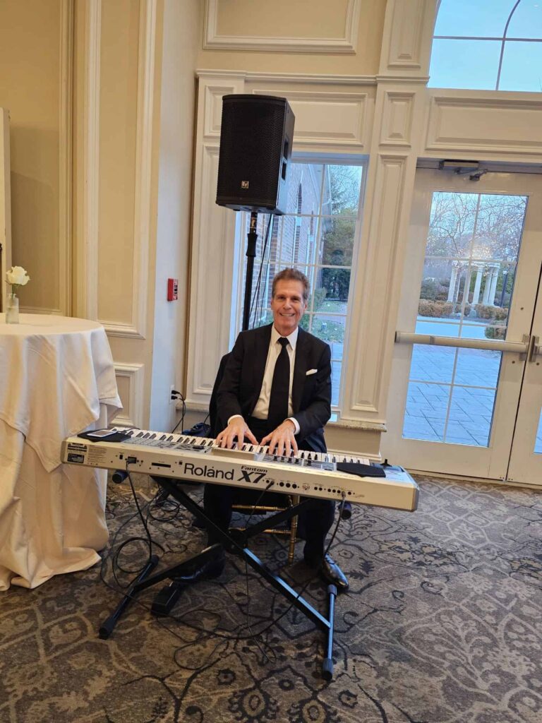 NJ pianist Arnie Abrams performing at the Rockleigh for a December wedding cocktail hour